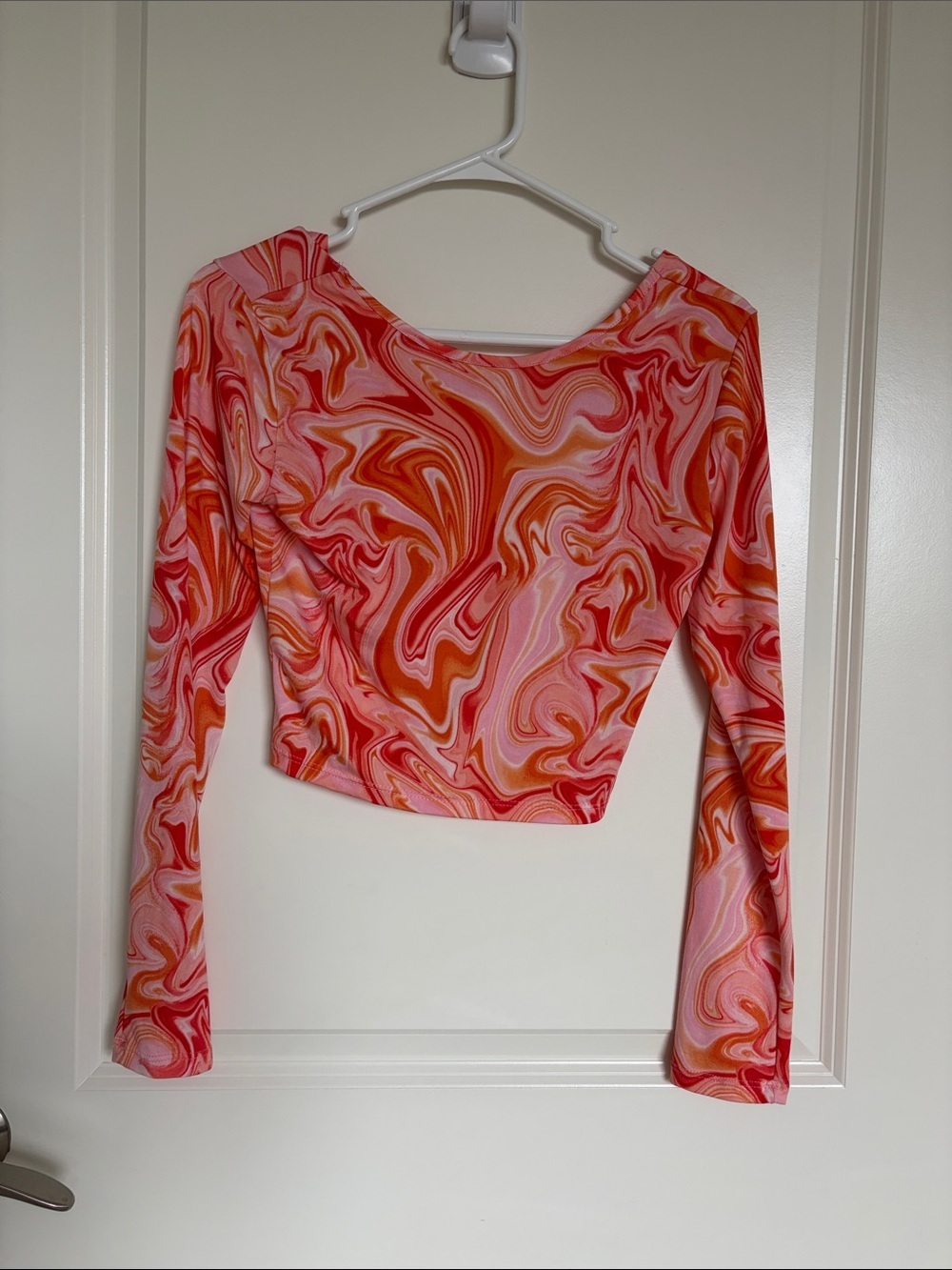 Women’s Pink & Orange Swirl Long-Sleeve Crop Top from Free Kisses